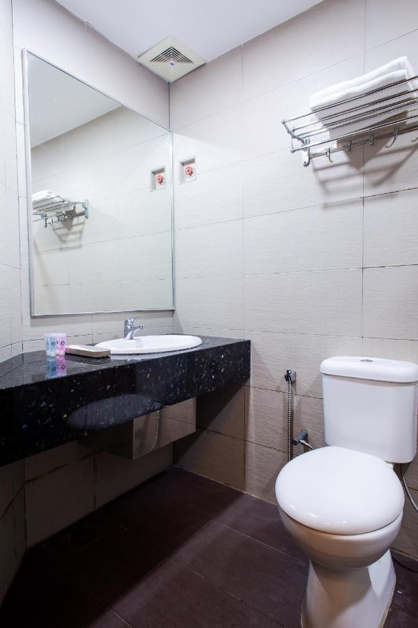 Hotel 101 Permas Jaya Johor Bahru Bagian luar foto